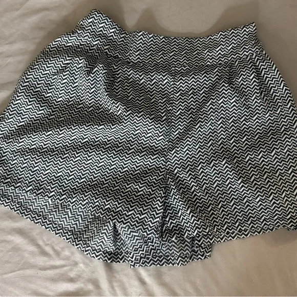 American Eagle Women's Black & White Zigzag Shorts Size Small - Picture 1 of 5